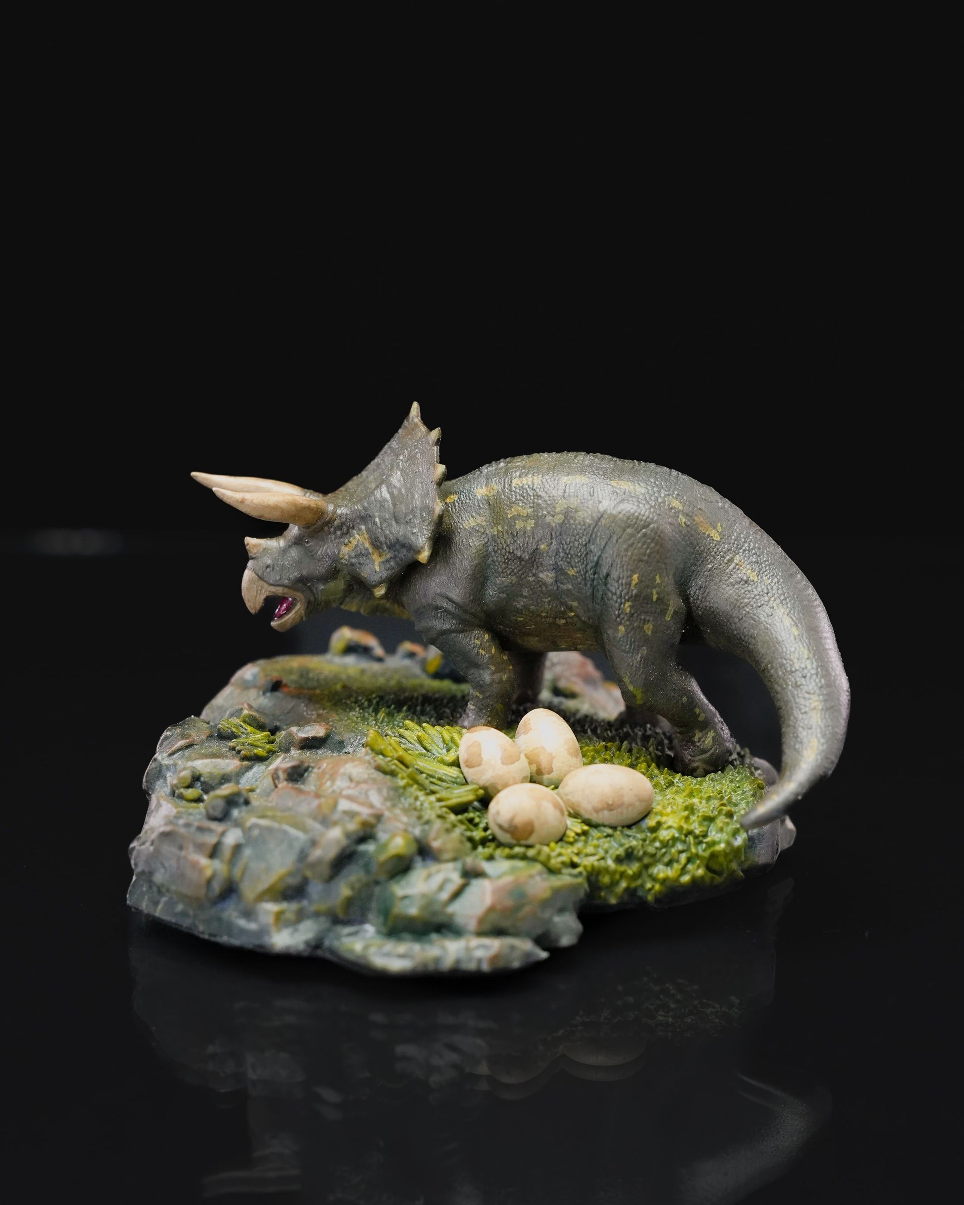 Unpainted Triceratops Statue image 0