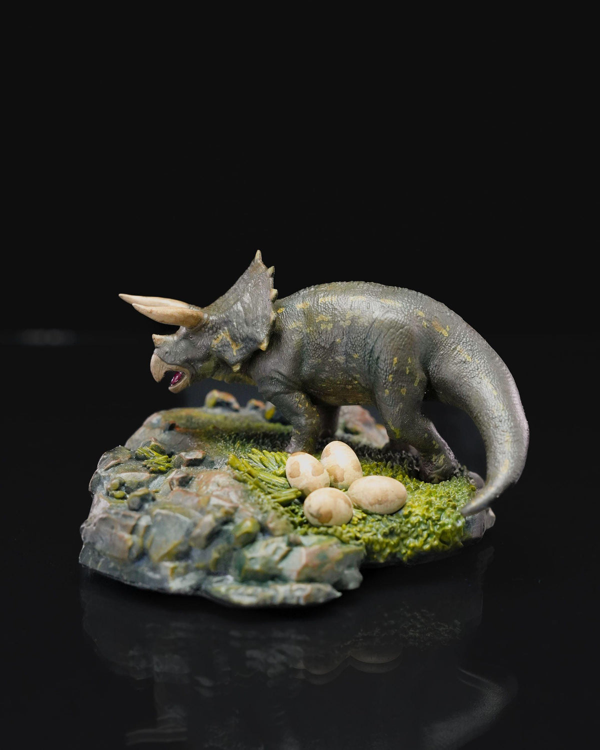 Unpainted Triceratops Statue image 0