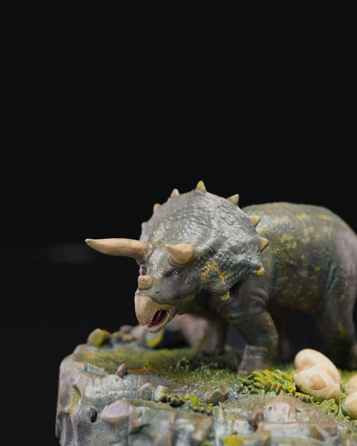Unpainted Triceratops Statue image 4