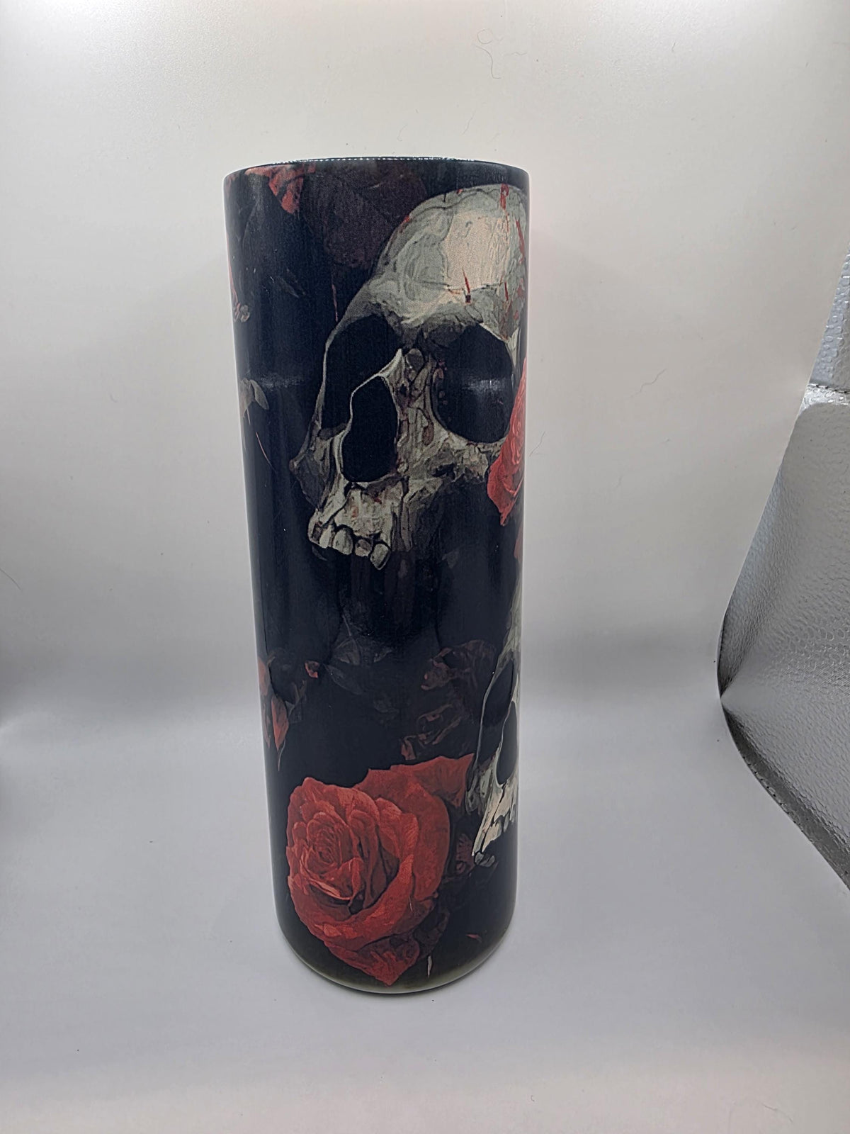 20 Ounce Tumbler with lid and straw and box Skull and Roses
