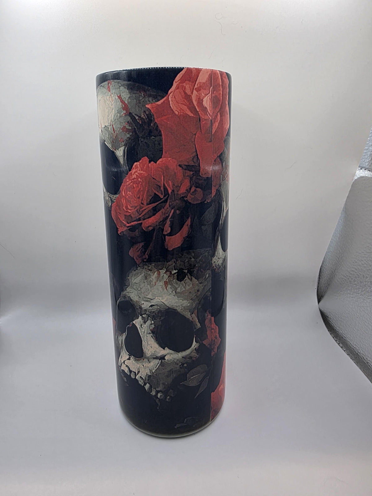 20 Ounce Tumbler with lid and straw and box Skull and Roses